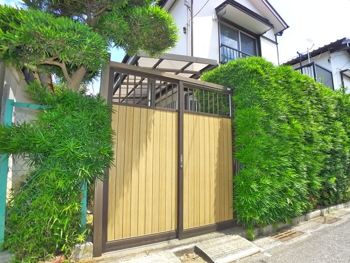 物件外観写真5　(エントランス部分)