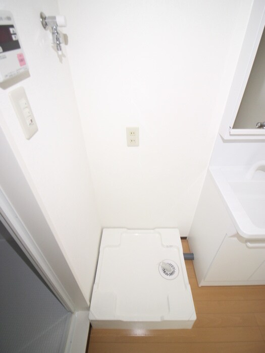 物件内観写真16　(洗濯機置場)