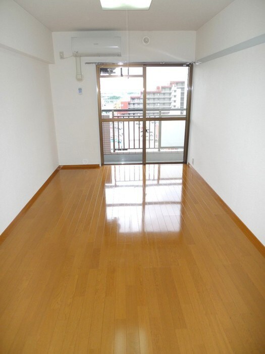 物件内観写真4　(室内からの展望)