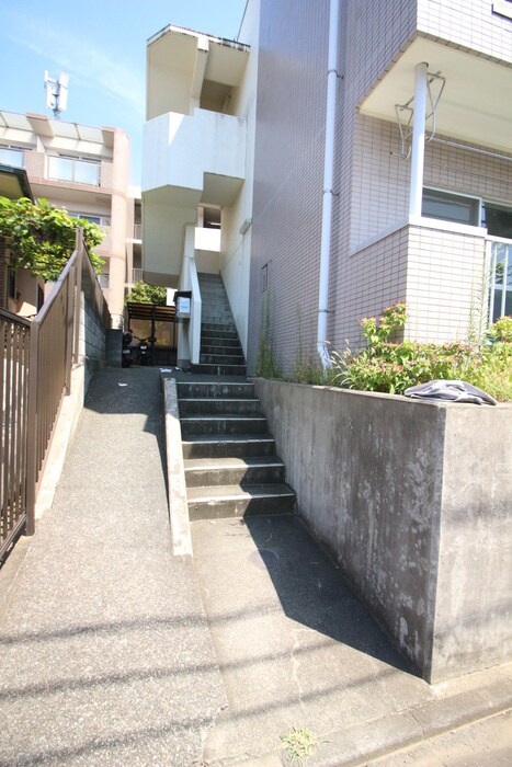 物件外観写真3　(エントランス部分)