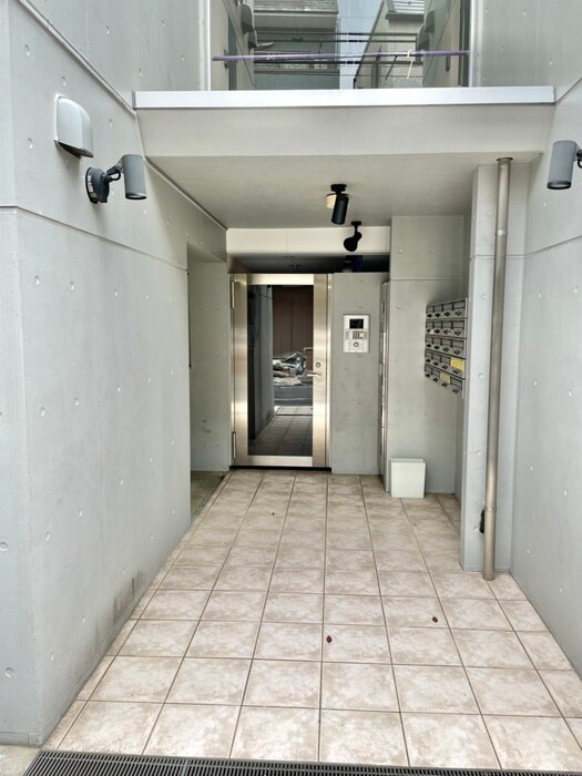 物件外観写真3　(エントランス部分)