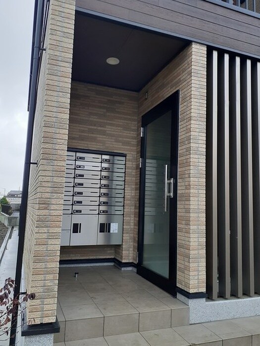 物件外観写真2　(エントランス部分)