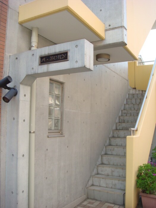 物件外観写真3　(エントランス部分)