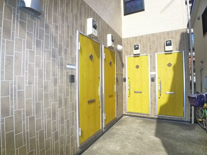 物件外観写真3　(エントランス部分)
