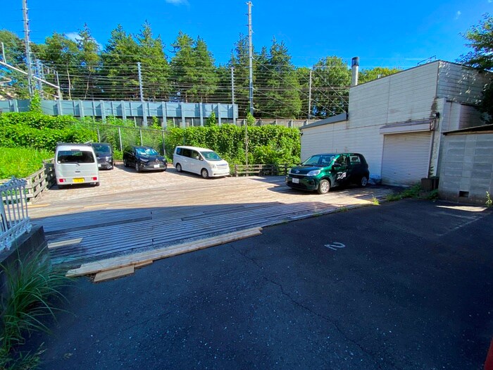 物件外観写真5　(駐車場)