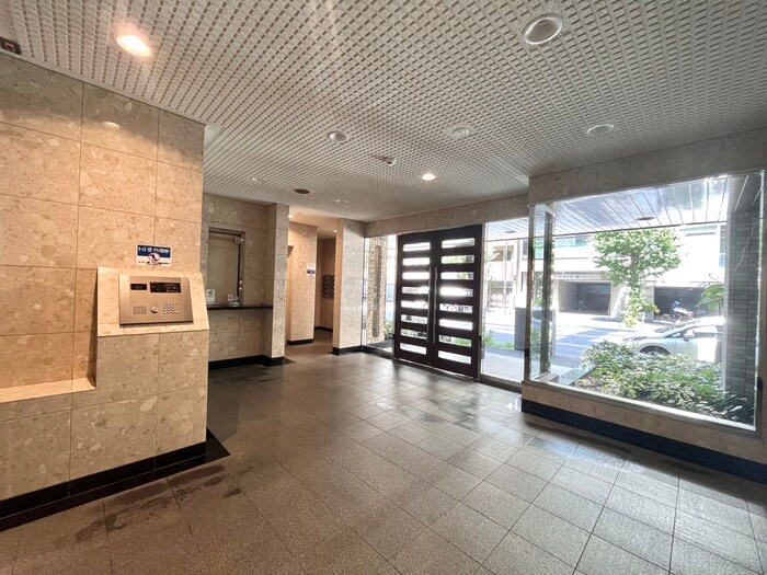 物件外観写真4　(エントランス部分)