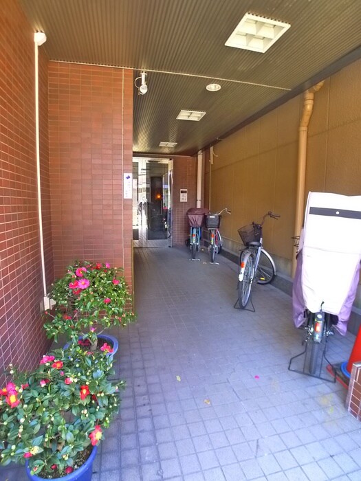 物件外観写真4　(エントランス部分)