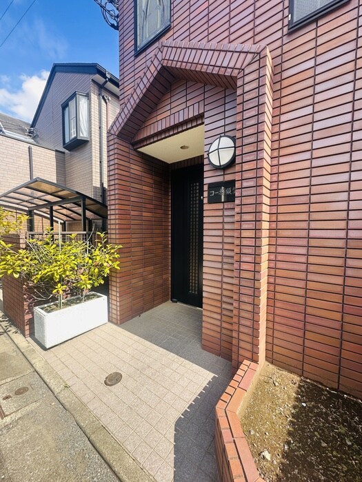 物件外観写真2　(エントランス部分)