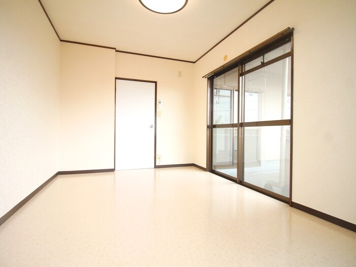 物件内観写真8　(室内からの展望)