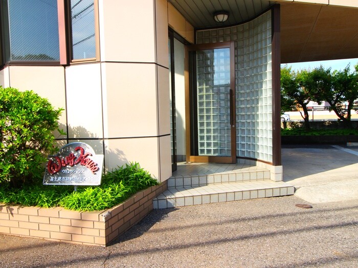 物件外観写真3　(エントランス部分)