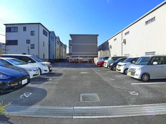 物件外観写真3　(駐車場)