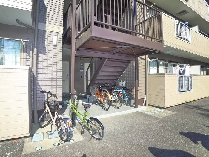 物件外観写真6　(エントランス部分)