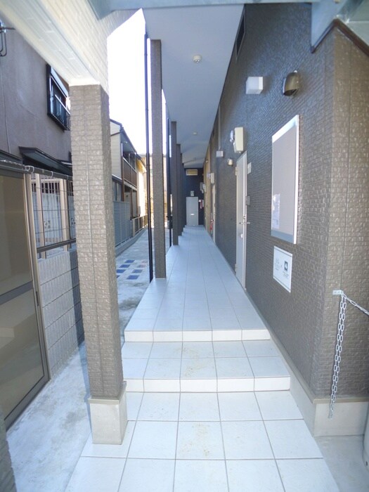 物件外観写真3　(エントランス部分)