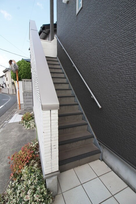 物件外観写真4　(エントランス部分)