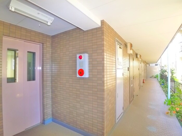 物件外観写真4　(エントランス部分)