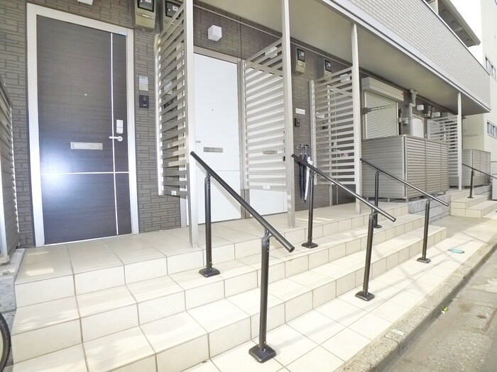 物件外観写真3　(エントランス部分)