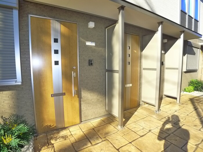 物件外観写真6　(エントランス部分)