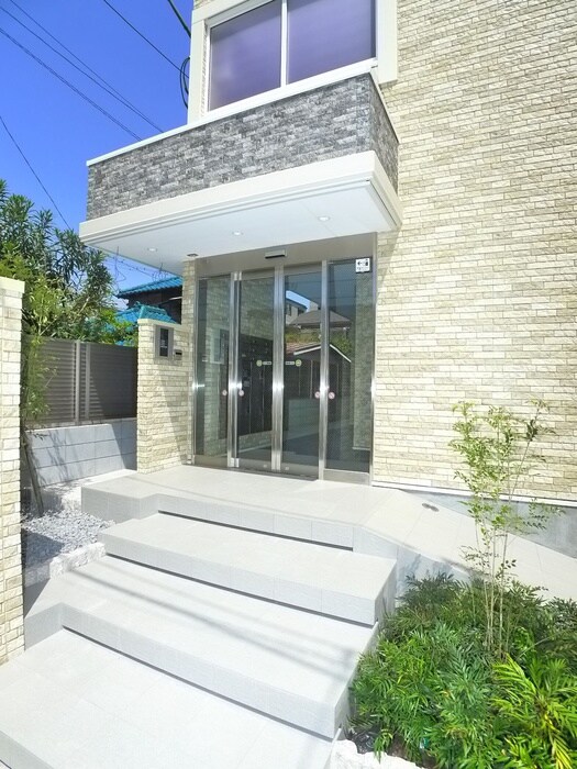 物件外観写真3　(エントランス部分)