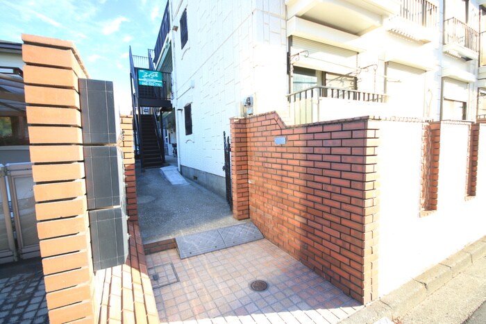 物件外観写真2　(エントランス部分)