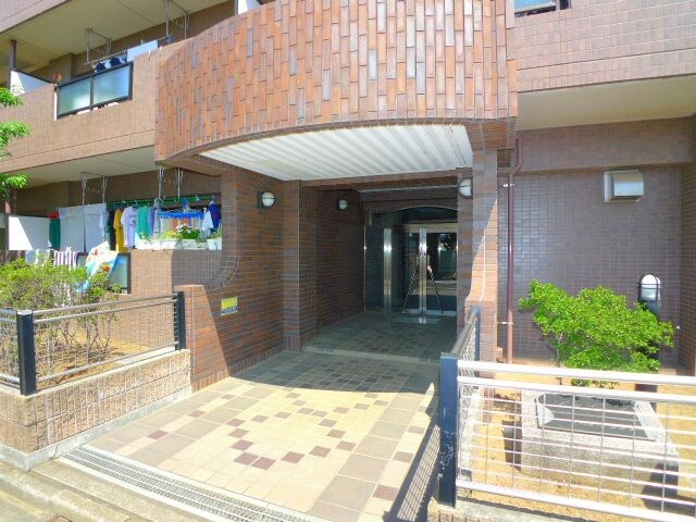物件外観写真3　(エントランス部分)