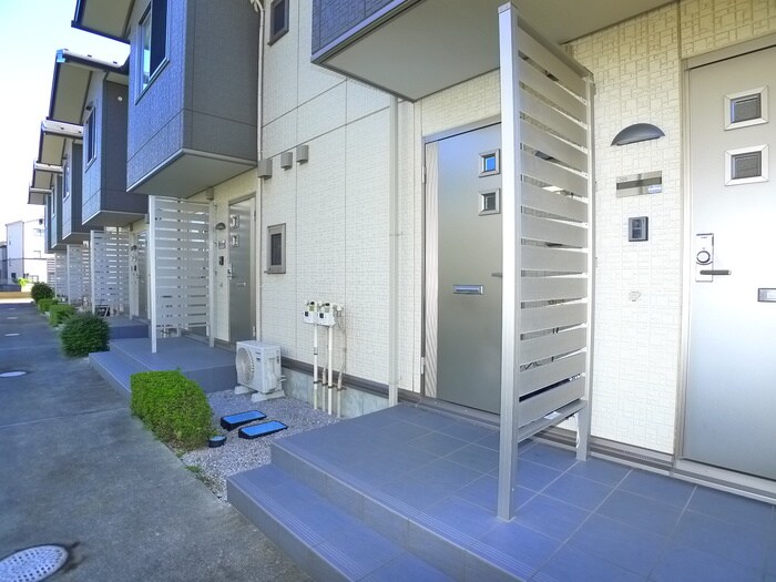 物件外観写真3　(エントランス部分)