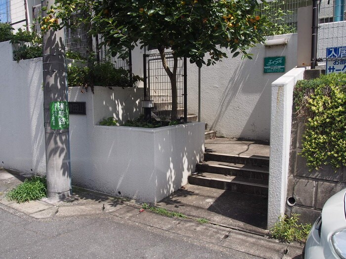 物件外観写真3　(エントランス部分)