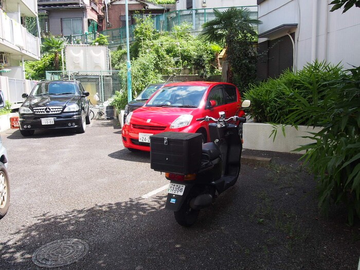 物件外観写真5　(駐車場)