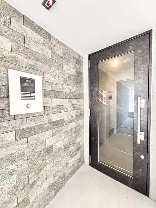 物件外観写真4　(エントランス部分)