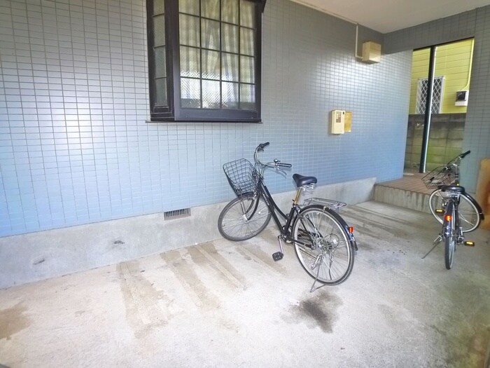 物件外観写真4　(駐輪場)