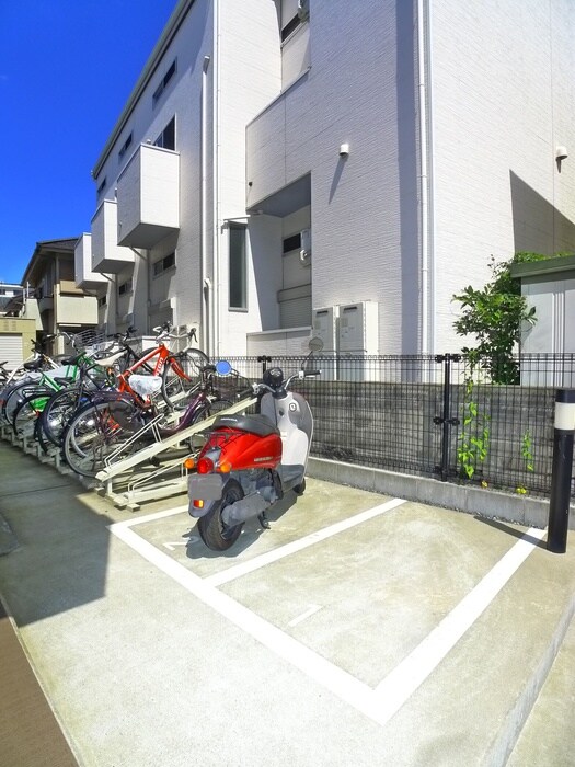 物件外観写真5　(バイク置き場)