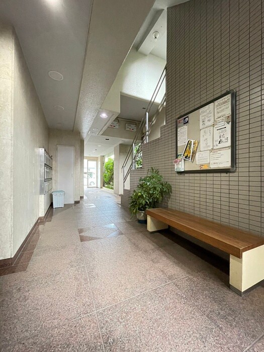 物件外観写真2　(エントランス部分)