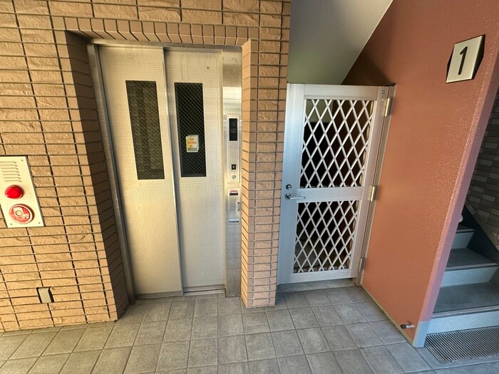 物件外観写真4　(エントランス部分)