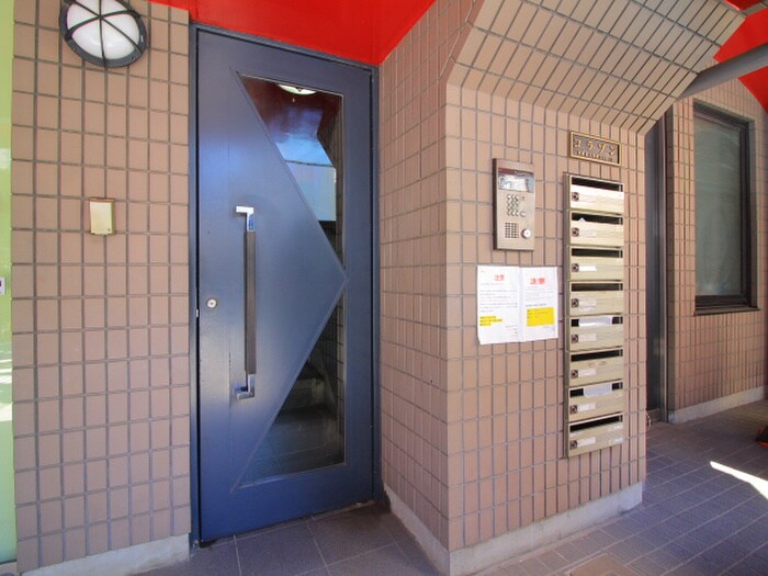 物件外観写真3　(エントランス部分)