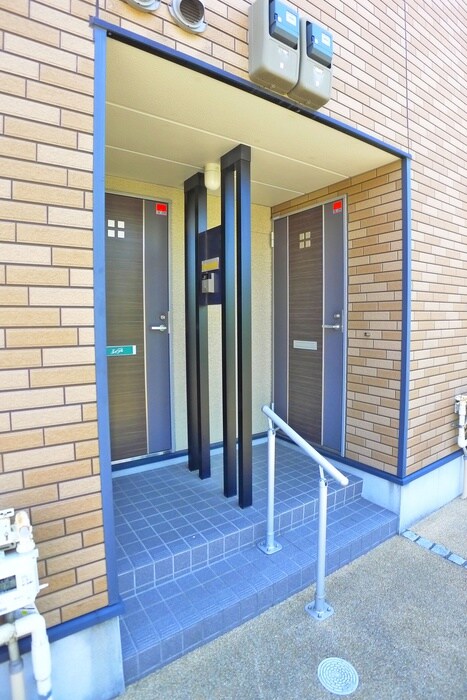 物件外観写真3　(エントランス部分)