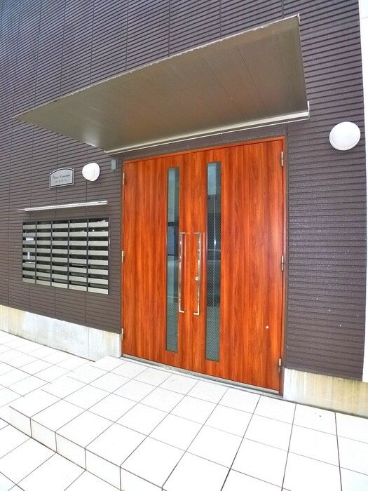 物件外観写真3　(エントランス部分)