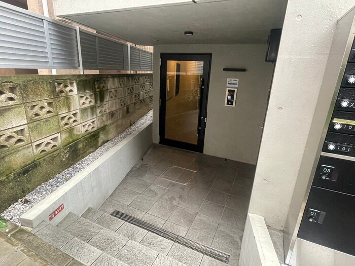 物件外観写真3　(エントランス部分)