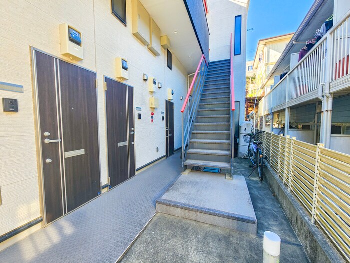 物件外観写真3　(エントランス部分)