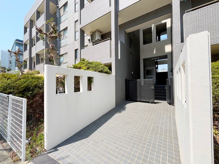 物件外観写真2　(エントランス部分)