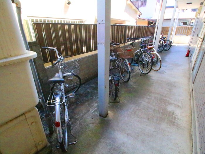 物件外観写真4　(駐輪場)