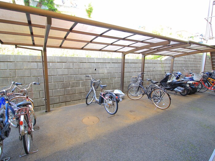 物件外観写真3　(駐輪場)