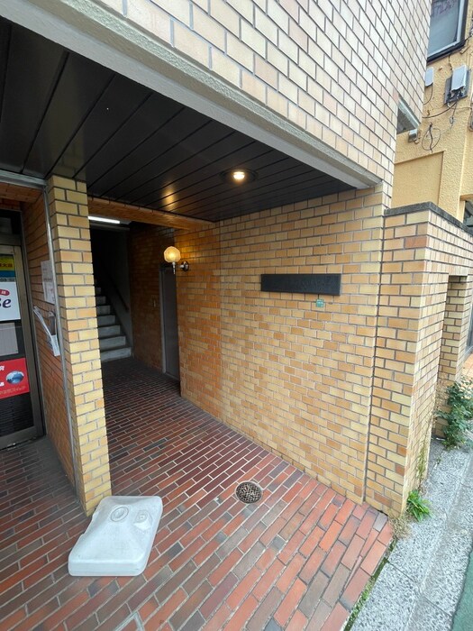 物件外観写真4　(エントランス部分)