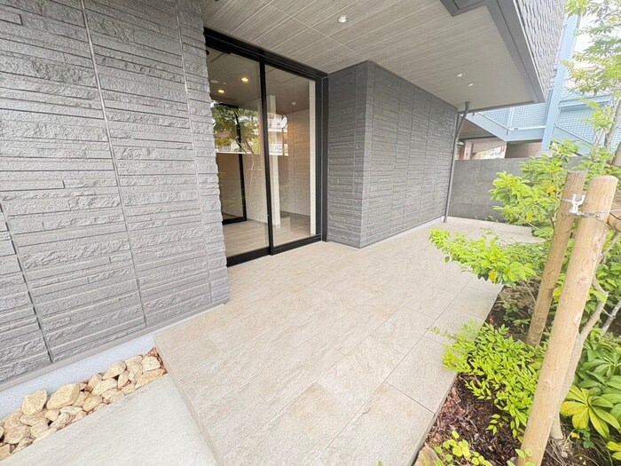 物件外観写真3　(エントランス部分)