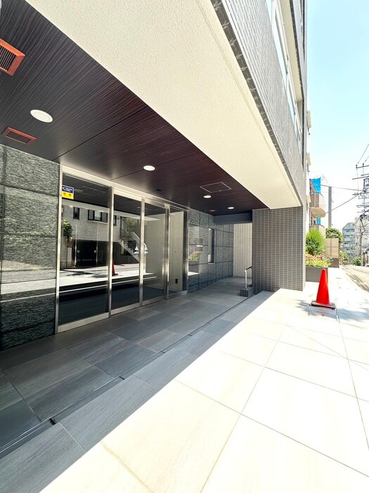 物件外観写真4　(エントランス部分)