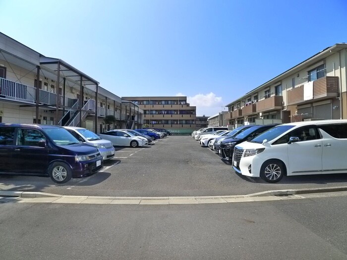 物件外観写真4　(駐車場)