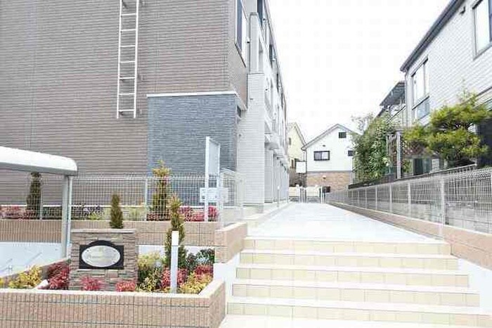 物件外観写真2　(エントランス部分)