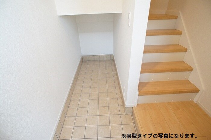 物件内観写真9　(玄関)