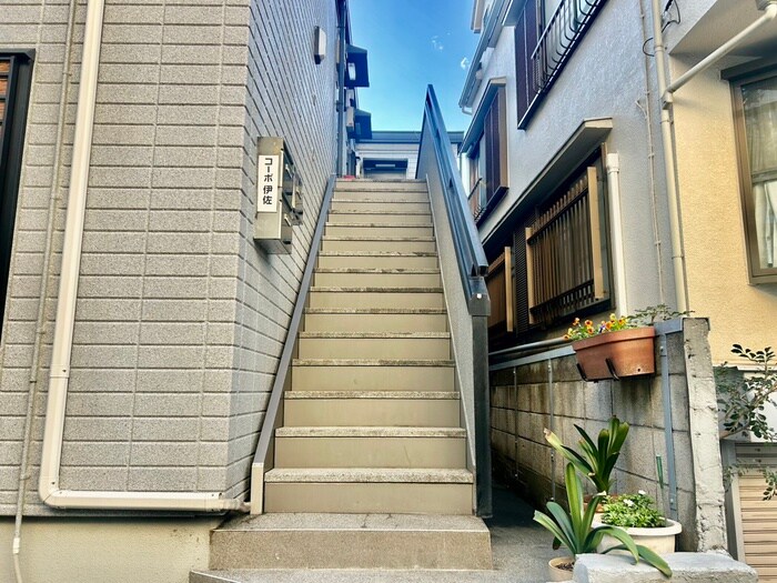 物件外観写真3　(エントランス部分)