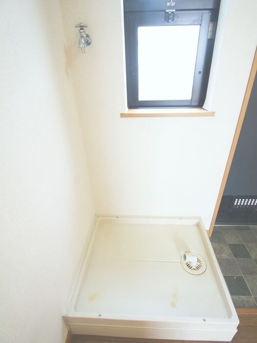 物件内観写真15　(洗濯機置場)