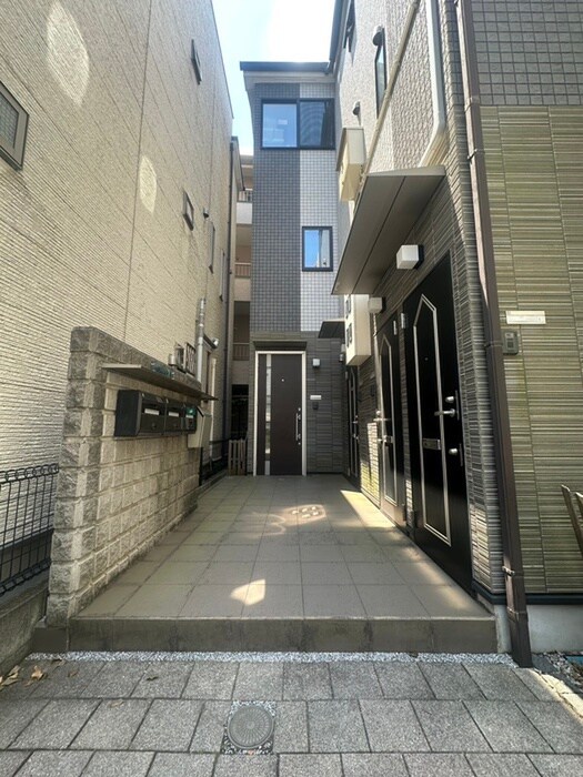 物件外観写真2　(エントランス部分)