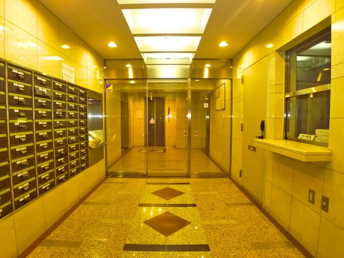 物件外観写真3　(エントランス部分)